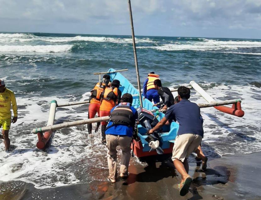 Tim SAR gabungan melakukan proses pencarian kepada seorang wisatawan yang tenggelam di pantai sekitar TPI Legokjawa, Kecamatan Cimerak, Kabupaten Pangandaran, Jumat (8/7/2022). Hingga Jumat siang, keberadaan korban masih belum diketahui. 