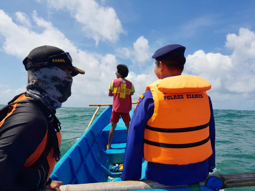 Tim SAR gabungan melakukan pencarian seorang wisatawan yang tenggelam di pantai (ilustrasi).