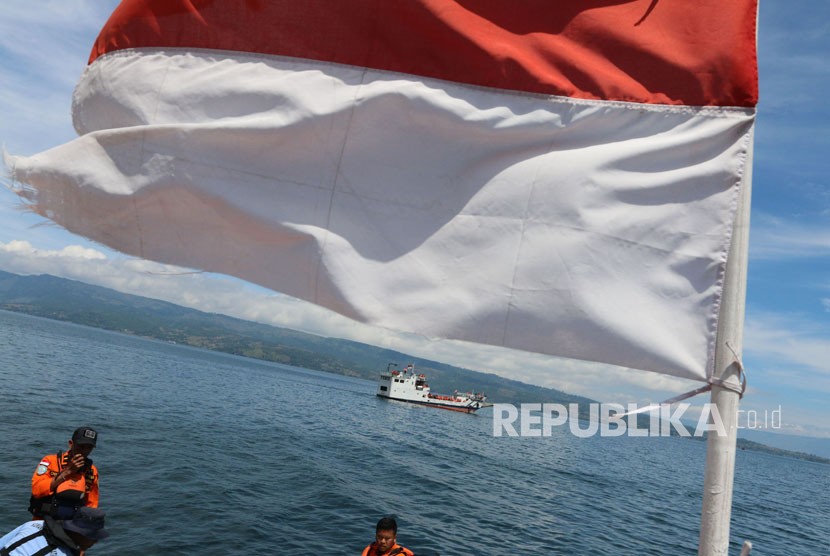 Joint team of SAR searches the victims of sunken ship MV Sinar Bangun at Lake Toba, Simalungun, North Sumatra, Friday (June 22).