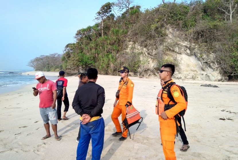 Tim SAR gabungan melakukan proses pencarian seorang lelaki yang dilaporkan tenggelam di Pantai Sancang, Kabupaten Garut, Selasa (17/9). 