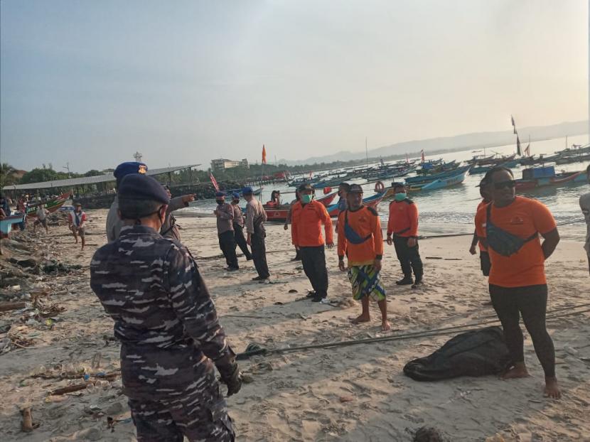 Tim SAR gabungan melakukan proses pencarian tiga nelayan yang dilaporkan hilang setelah kapalnya terbalik di perairan Kabupaten Pangandaran, Rabu (2/6). 