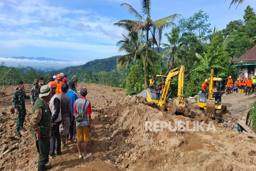 Tim SAR gabungan melakukan upaya pencarian dan pertolongan terhadap para warga yang masih dinyatakan hilang atas bencana tanah longsor di Desa Pandanarum, Kecamatan Pandanarum, Kabupaten Banjarnegara, Jawa Tengah, Rabu (19/11).