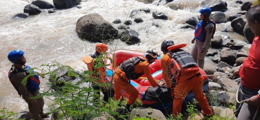 Tim SAR gabungan melanjutkan pencarian terhadap AL (5 tahun), bocah yang hanyut terbawa arus Sungai Ciliwung, Senin (21/6). 