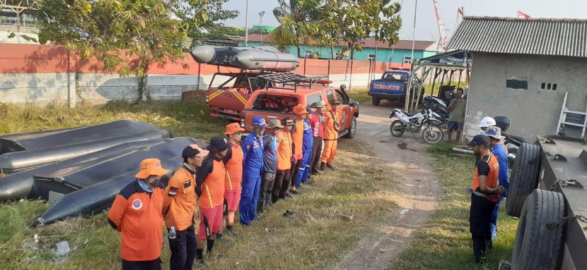 Tim SAR Gabungan melanjutkan pencarian terhadap seorang bocah yang hilang terseret arus di pantai Desa Mekarsari, Kecamatan Patrol, Kabupaten Indramayu, Rabu (24/8/2022).