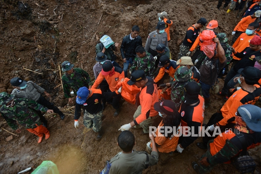 Tim SAR gabungan membawa jenazah korban yang tertimbun longsor di Desa Banaran, Kecamatan Pulung, Ponorogo, Jawa Timur, Senin (3/4).