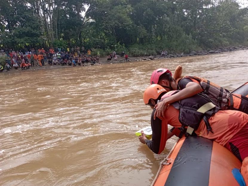 Tim SAR gabungan mencari dua bocah yang dilaporkan tenggelam di aliran Sungai Cimandiri wilayah Kampung Tegaldatar, Desa Cibatu, Kecamatan Cikembar, Kabupaten Sukabumi, Jawa Barat, Sabtu (20/5/2023).