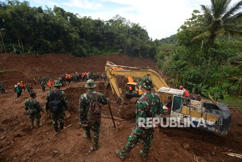  Tim SAR gabungan mencari jenazah korban yang tertimbun longsor di Desa Banaran, Kecamatan Pulung, Ponorogo, Jawa Timur, Senin (3/4). 