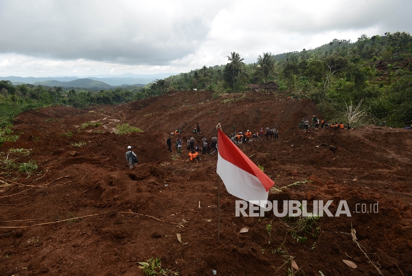 Tim SAR gabungan mencari jenazah korban yang tertimbun longsor di Desa Banaran, Kecamatan Pulung, Ponorogo, Jawa Timur, Senin (3/4). 