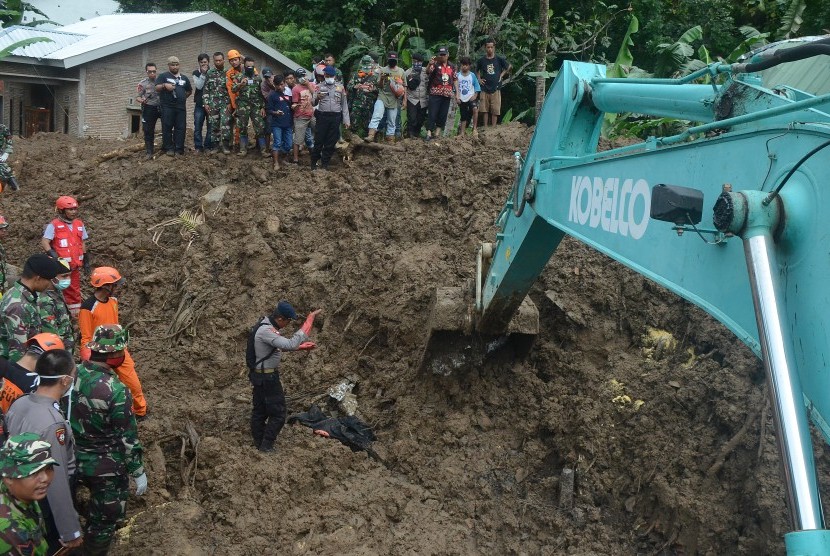 Ilustrasi. Tim SAR gabungan mencari korban tanah longsor menggunakan alat berat di Desa Pattalikang, Kecamatan Manuju, Kabupaten Gowa, Sulawesi Selatan, Kamis (31/1/2019). Tim SAR Gabungan Fokus Cari Korban Longsor di Gowa