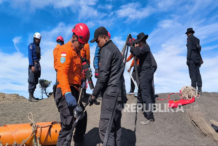 Tim SAR gabungan menemukan jenazah pendaki Brasil, Juliana di kedalaman 600 meter Gunung Rinjani, NTB, Selasa (24/6/2025).