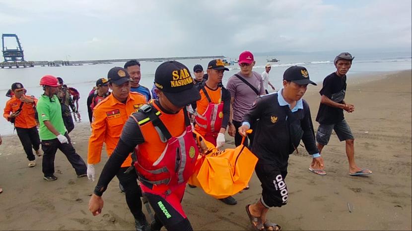 Tim SAR Gabungan menemukan korban tenggelam Pantai Sodong, Kabupaten Cilacap, Selasa (4/10/22). 