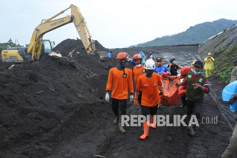 Tim SAR gabungan mengangkat jenazah korban awan panas guguran (APG) erupsi Gunung Semeru di Kampung Renteng, Desa Sumberwuluh, Candipuro, Lumajang, Jawa Timur, Senin (10/1/2022). 