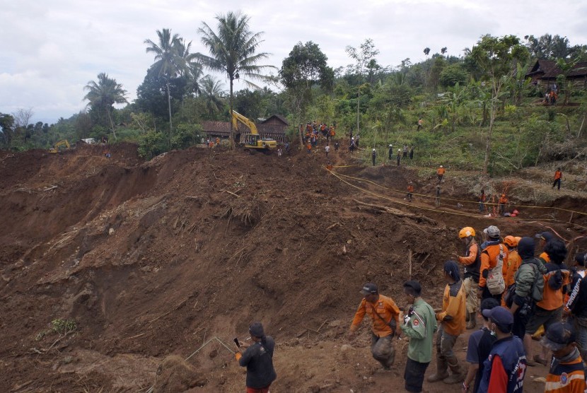 Tim SAR gabungan mengawasi pergerakan longsor susulan yang dipicu material lumpur jenuh di sektor A, Desa Banaran, Ponorogo, Jawa Timur, Minggu (9/4). 