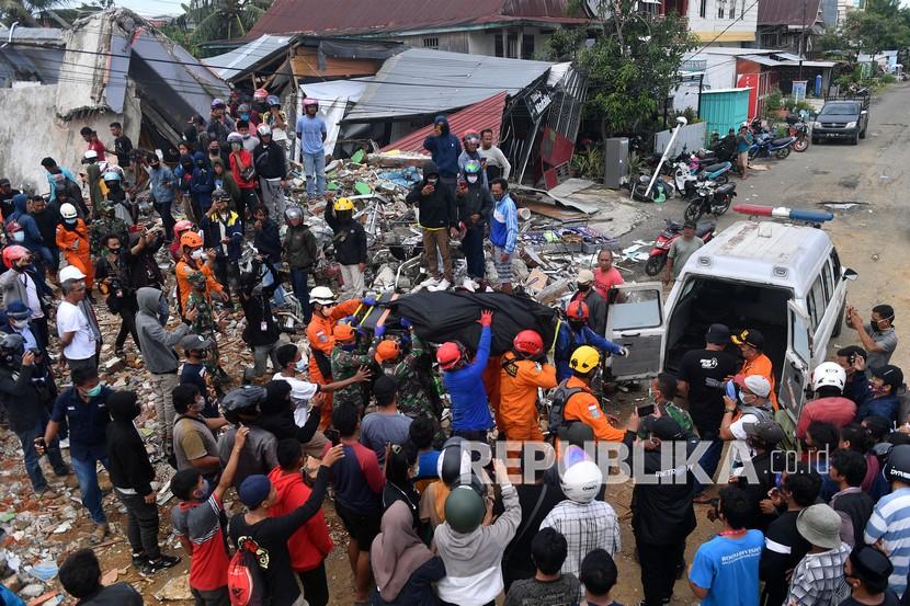 Tim SAR gabungan mengevakuasi jenazah korban gempa bumi magnitudo 6,2 di Mamuju, Sulawesi Barat, Sabtu (16/1/2021). 