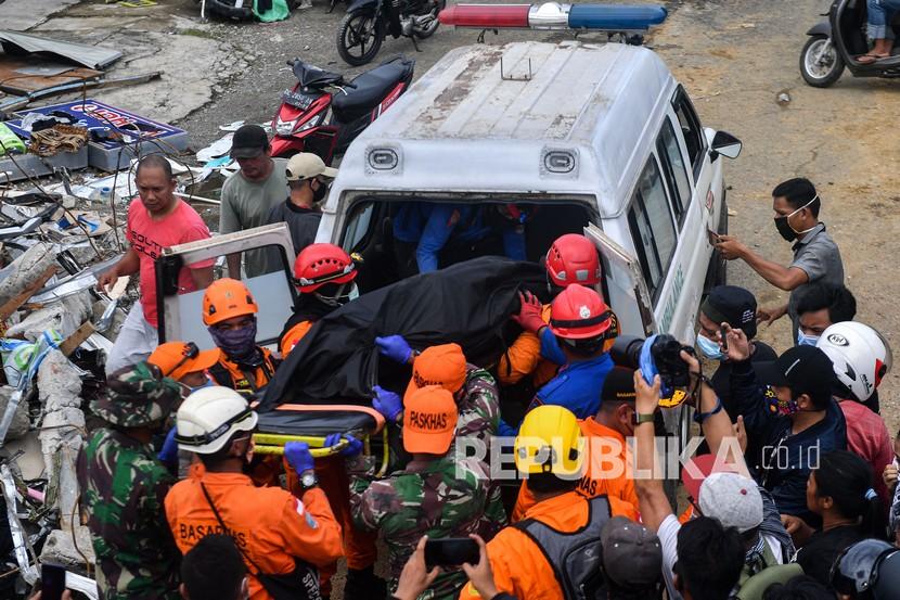 Negara Islam Diimbau Bantu Korban Bencana di Indonesia. Foto: Tim SAR gabungan mengevakuasi jenazah korban gempa bumi magnitudo 6,2 di Mamuju, Sulawesi Barat, Sabtu (16/1/2021). 