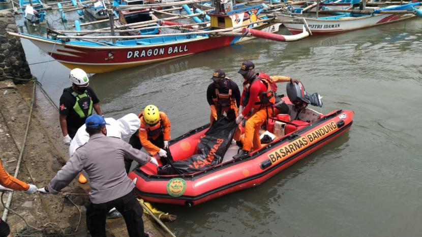 Tim SAR gabungan mengevakuasi jenazah korban tenggelam di perairan selatan Kabupaten Garut, Selasa (16/2).