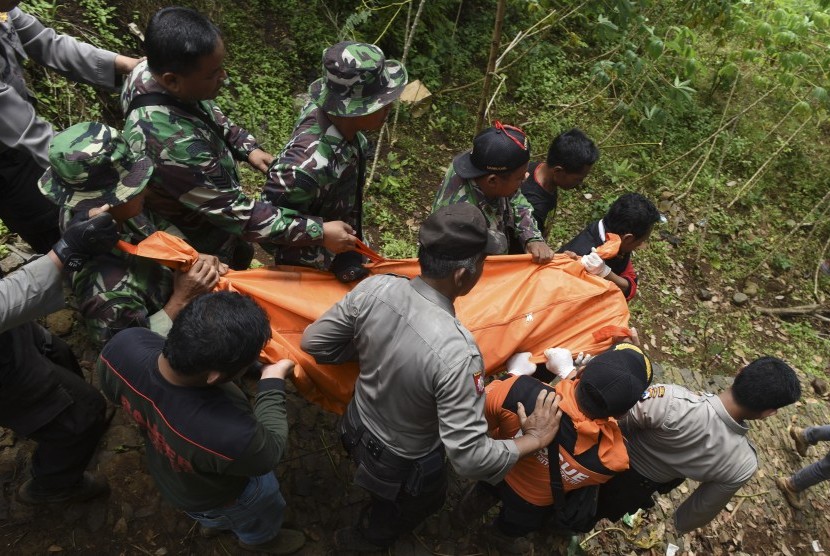 Evakuasi Dan Pencarian Korban Longsor Di Ponorogo Republika Online