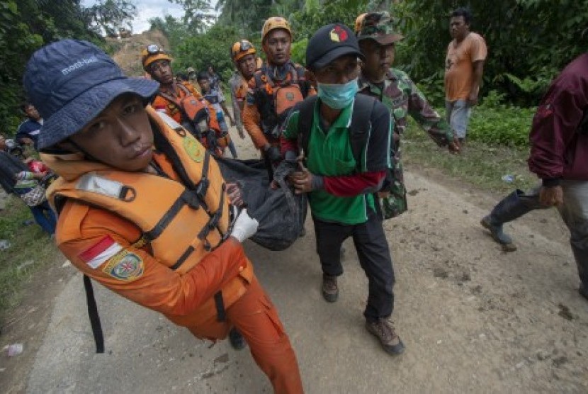 Tim SAR Gabungan mengevakuasi jenazah seorang korban banjir bandang di Desa Omu, Gumbasa, Sigi, Sulawesi Tengah, Rabu (1/5/2019). Banjir bandang yang terjadi Minggu (28/4/2019) dan menyapu lima desa di wilayah itu menghanyutkan lebih dari 30 rumah warga, menimbun lebih dari 500 rumah penduduk, sekolah, rumah ibadah, dan mengakibatkan lebih dari 2.000-an warga terpaksa diungsikan. 