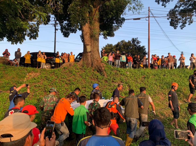 Tim SAR gabungan mengevakuasi jenazah seorang warga yang dilaporkan tenggelam di Sungai Citanduy, Kota Banjar, Kamis (30/6/2022).