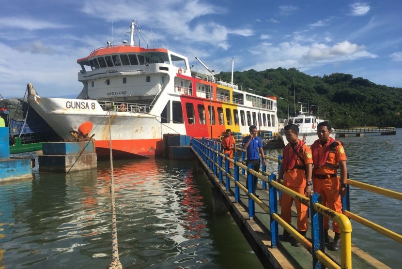 Tim SAR gabungan mengevakuasi kapal penumpang yang kandas di Perairan Gili Nanggu, Kabupaten Lombok Barat, NTB, pada Jumat (9/3).