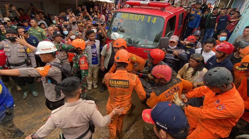 Tim SAR gabungan mengevakuasi korban longsor yang terakhir di Desa Cipelang, Kecamatan Cijeruk, Kabupaten Bogor, Ahad (22/5/2022). 