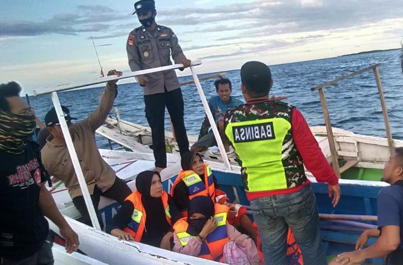 Tim SAR Gabungan mengevakuasi korban selamat dari KM Ladang Pertiwi yang tenggelam di Dermaga Parappa, Kabupaten Takalar, Sulawesi Selatan, Sabtu (28/5/2022). Gubernur Sulsel Andi Sudirman Sulaiman ikut pantau pencairan korban KM Ladang Pertiwi