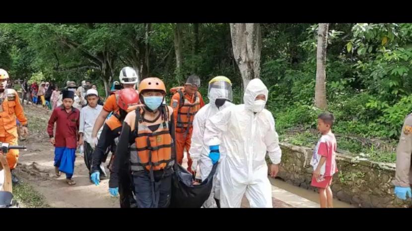 Tim SAR Gabungan mengevakuasi korban tenggelam di bawah bendungan Cikanteh, Desa Ciwaru, Kecamatan Ciemas, Kabupaten Sukabumi Kamis (26/11).
