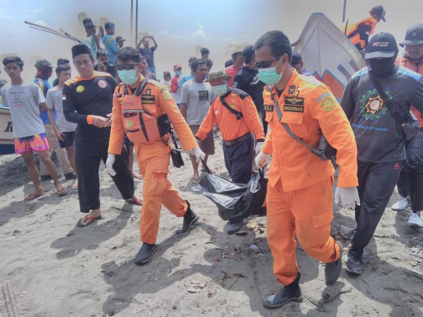 Tim SAR gabungan mengevakuasi korban tenggelam di Pantai Batu Karas, Kecamatan Cijulang, Kabupaten Pangandaran, Kamis (26/3). Korban yang merupakan nelayan ditemukan dalam kondisi meninggal dunia. 