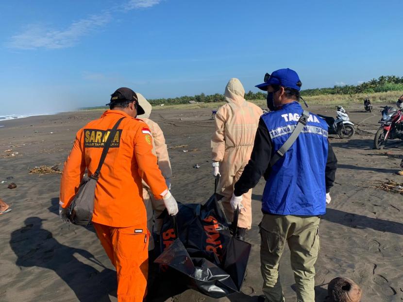 Tim SAR gabungan mengevakuasi korban tenggelam di Sungai Muara Karang Tirta, Kabupaten Pangandaran, Rabu (20/5). Korban ditemukan dalam kondisi meninggal dunia.