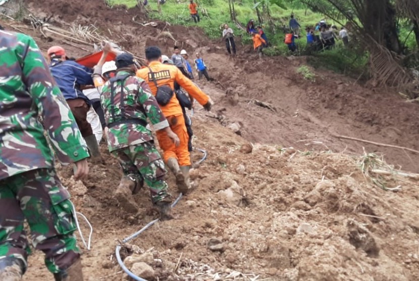 Tim SAR gabungan mengevakuasi korban tertimbun longsor di Kecamatan Talegong, Kabupaten Garut, Selasa  (18/2). Bupati Garut Rudy Gunawan mengatakan warga terdampak longsor akan direlokasi.