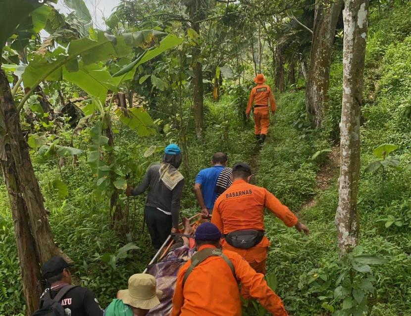 Tim SAR gabungan mengevakuasi korban yang terjatuh ke jurang di Gunung Bitung, Kecamatan Sukamantri, Kabupaten Ciamis, Senin (20/12). 