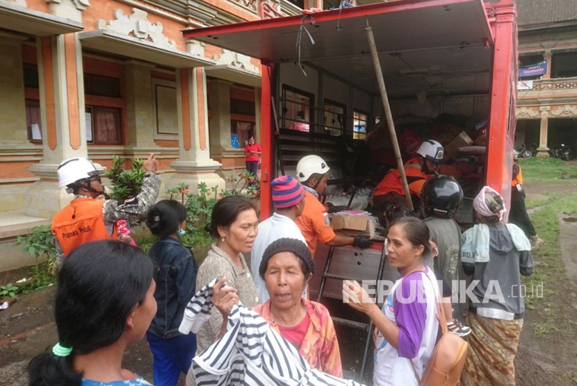 Tim SAR gabungan mengevakuasi pengungsi Gunung Agung yang masih tersisa di KRB II dan III.