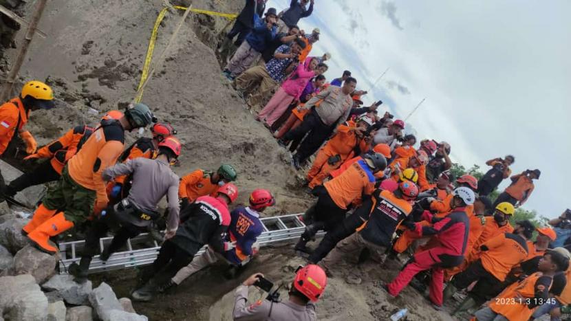 Tim SAR gabungan mengevakuasi satu korban yang tertimbun longsor proyek bangunan di kawasan Wedomartani, Kecamatan Ngemplak, Kabupaten Sleman, DIY, Selasa (3/1).