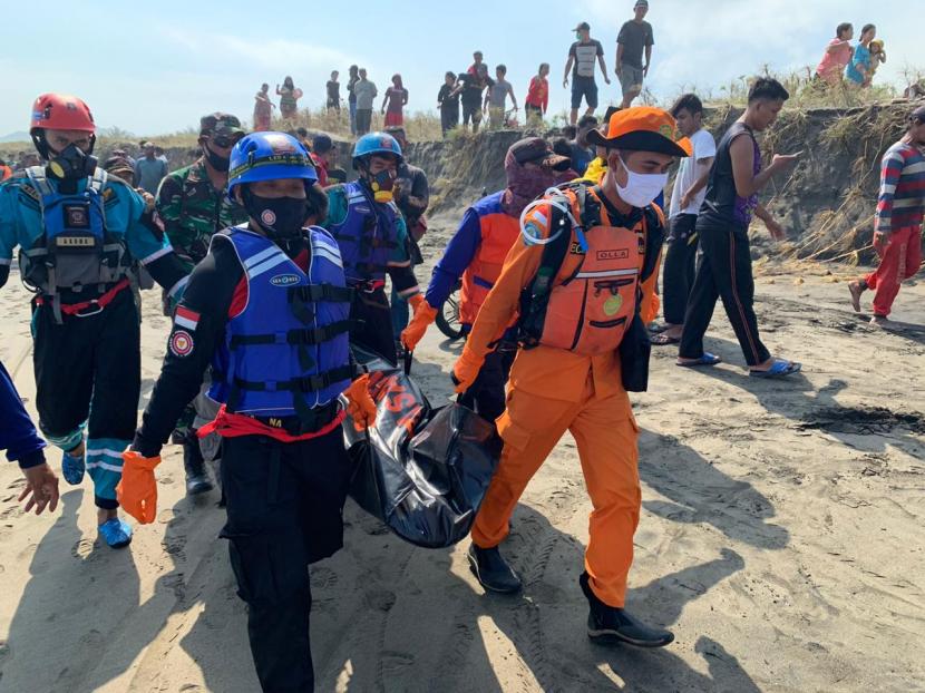 Tim SAR gabungan mengevakuasi seorang santri asal Kabupaten Ciamis yang tenggelam di Pantai Pasanggrahan, Kecamatan Cipatujah, Kabupaten Tasikmalaya, Ahad (23/8). Korban ditemukan dalam kondisi meninggal dunia.