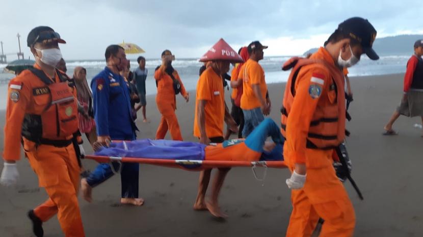 Tim SAR gabungan mengevakuasi tiga nelayan yang sebelumnya dilaporkan hilang pada Jumat (10/7).