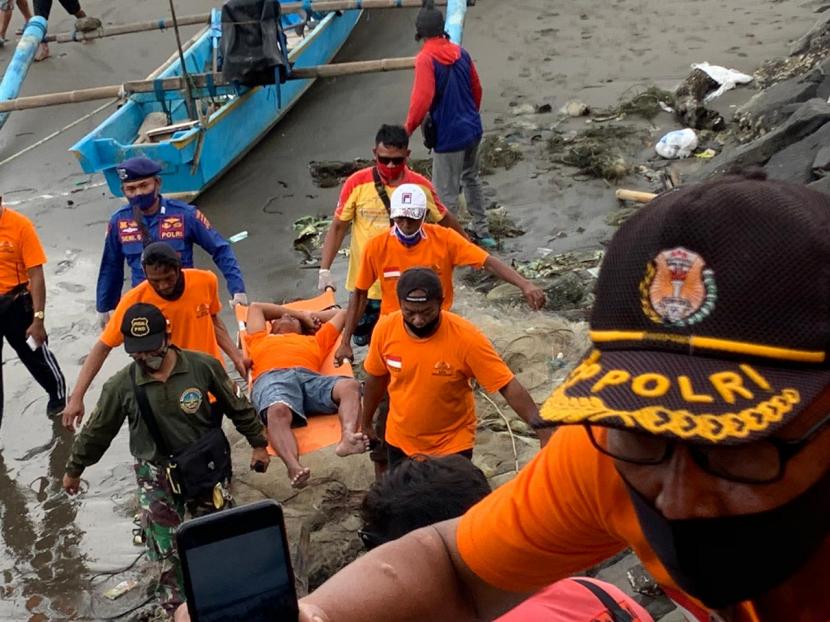 Tim SAR gabungan mengevakuasi tiga nelayan yang terjatuh saat melaut di Pantai Legok Jawa, Kabupaten Pangandaran, Sabtu (20/6). 