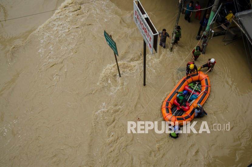 Tim SAR Gabungan menggunakan perahu untuk evakuasi korban banjir. Ilustrasi