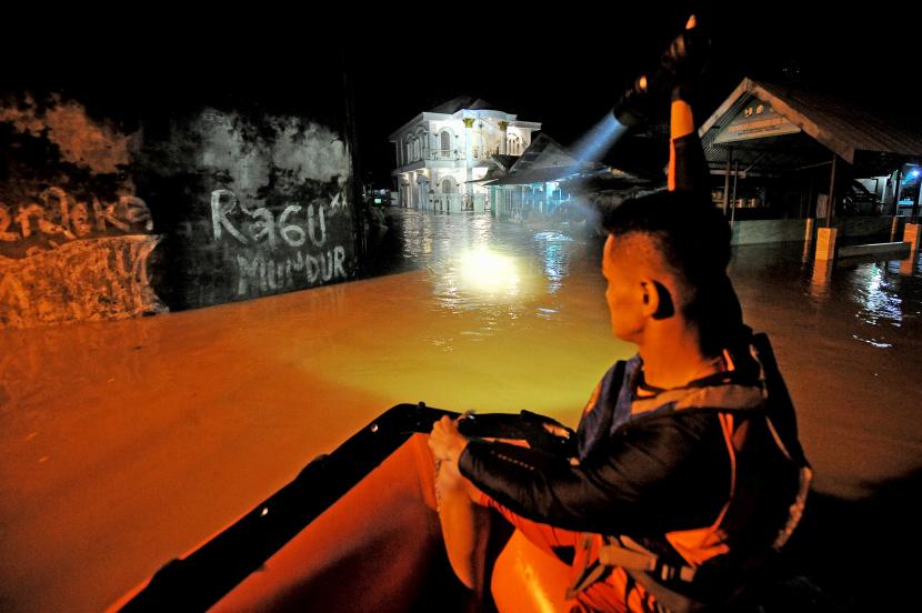 Tim evakuasi menyusuri jalan yang terendam banjir saat mengevakuasi korban (ilustrasi).