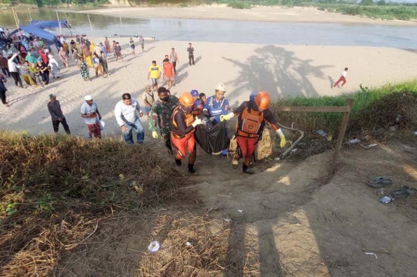 Tim SAR gabungan saat mengevakuasi korban tenggelam di Sungai Kelay, Kabupaten Berau, Selasa (5/9/2023).