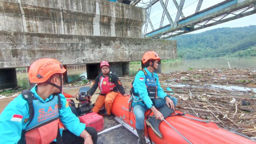 Tim SAR Gabungan saat pencarian korban tenggelam di Sungai Kacangan Purbalingga.