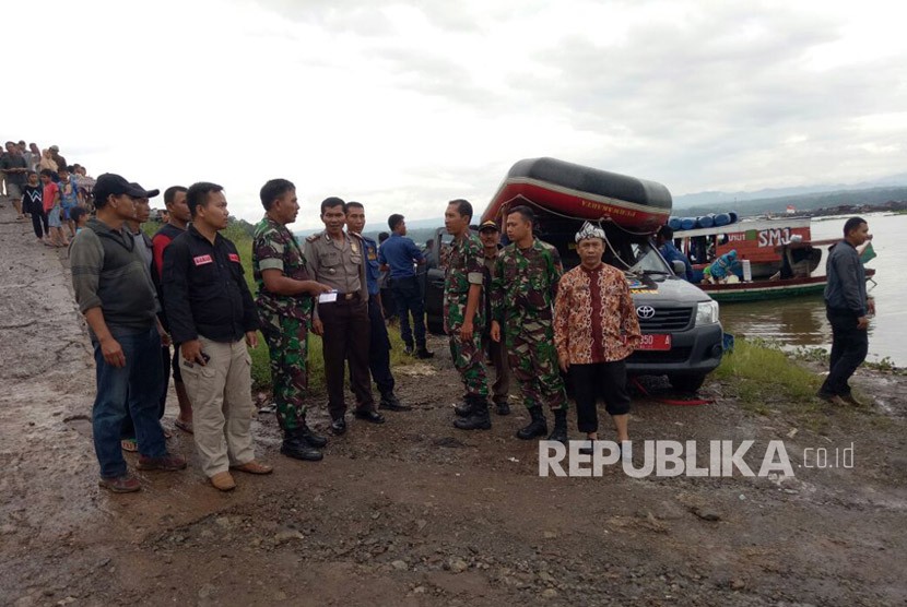  Tim SAR gabungan tengah melakukan koordinasi untuk mencari enam warga yang hilang setelah perahu motor yang mereka tumpangi terbalik di waduk Cirata Kamis (21/12).