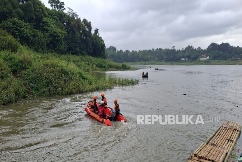 Tim Sar Gabungan Tengah Melakukan Pencarian Terhadap Korban yang Tenggelam di Perairan Waduk Saguling, Cihampelas, Kabupaten Bandung Barat pada Rabu (8/1/2025).