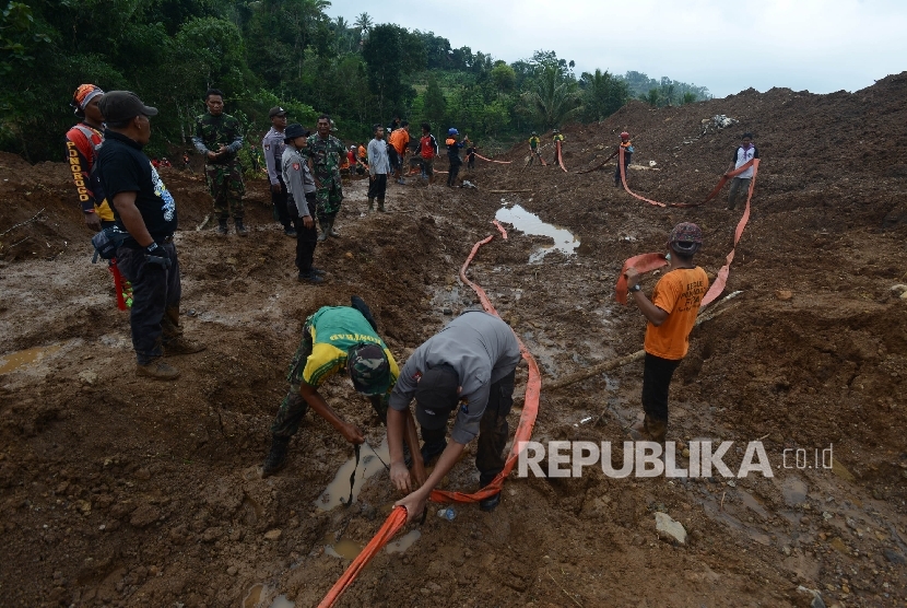  Tim SAR gabungan tengah mencari korban longsor di Desa Banaran, Kecamatan Pulung, Kabupaten Ponorogo, Jawa Timur, Kamis (6/4). 