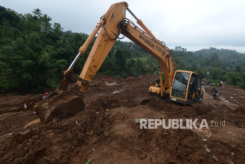 Tim SAR gabungan tengah mencari korban longsor di Desa Banaran, Kecamatan Pulung, Kabupaten Ponorogo, Jawa Timur, Kamis (6/4).