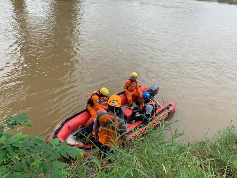 Tim SAR gabungan tengah mengevakuasi jenazah korban tenggelam di Sungai Cijolang, Kabupaten Ciamis, Kamis (21/5).