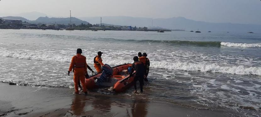 Tim SAR gabungan terus melakukan upaya pencarian terhadap seorang wisatawan yang terseret ombak pantai Kebon Kelapa, Kabupaten Sukabumi. Upaya pencarian ini dilakukan dengan menyisir di sekitar lokasi kejadian.