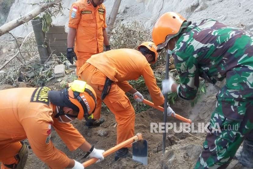 Tim SAR gabungan untuk menemukan korban tertimbun tanah longsor di Dompo Indah, Kecamatan Kayangan, Kabupaten Lombok Utara, Selasa (14/8).