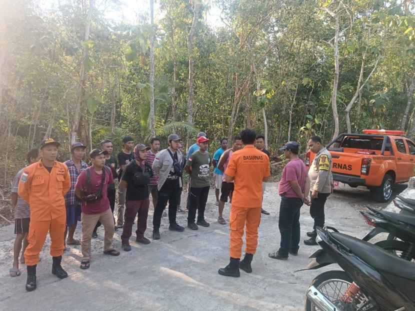  Tim SAR gabungan yang melakukan pencarian terhadap Andi (15), remaja yang dilaporkan hilang di Hutan Dlingo, Bantul, DIY, sejak Senin (7/8/2023).