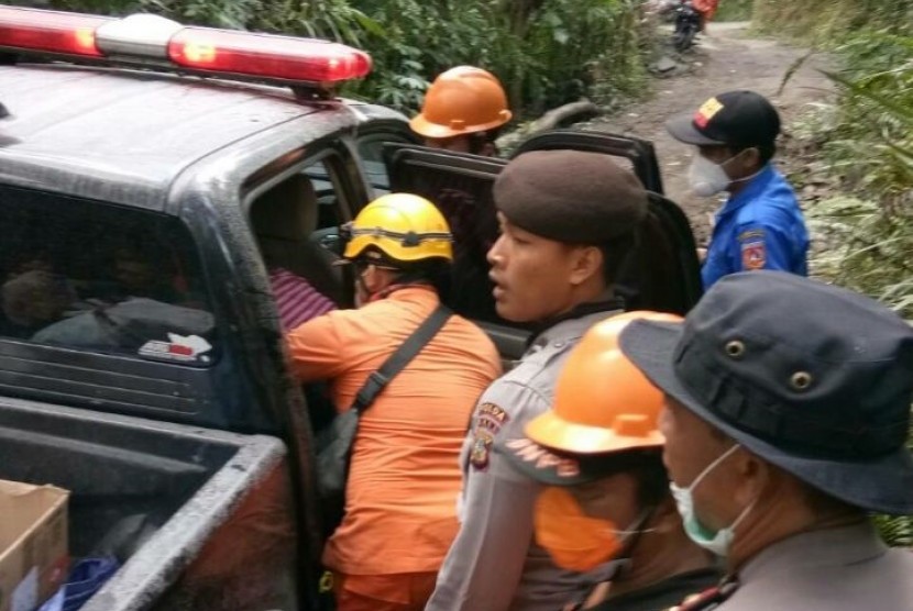 Tim SAR gabyungan berhasil mengevakuasi seorang pengungsi Gunung Agung yang mengalami depresi berat. Dia kemudian langsung dibawa ke RS Jiwa Bangli, Rabu (29/11)