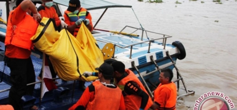 Tim SAR melakukan evakuasi korban kapal tenggelam. (ilustrasi)